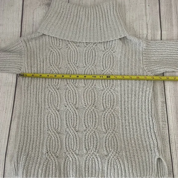 OLD NAVY Women’s Cable Knit Turtleneck Sweater Light Gray Ivory Size Medium - Picture 3 of 6